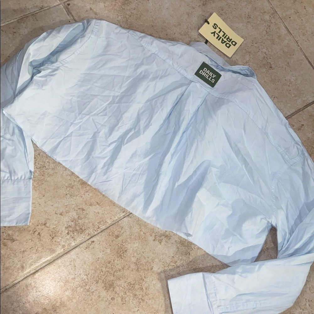 NWT Daily Drills Ultra Cropped Poplin Button Down in Blue - Picture 4 of 5